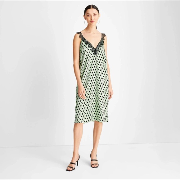 Elegant Green Midi Dress with Black Accents - Picture 1 of 6